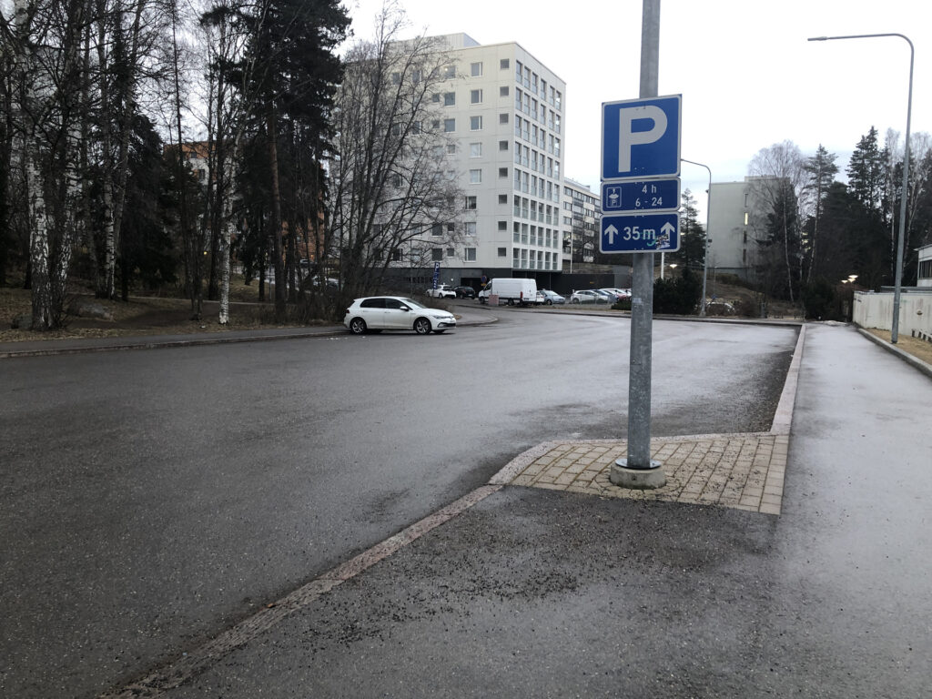 Picture of the parking lot near Myllypuro elementary school.