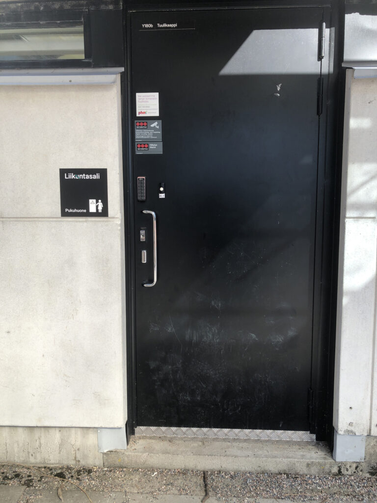 Picture of the door of the female dressing room at Myllypuro elementary school.
