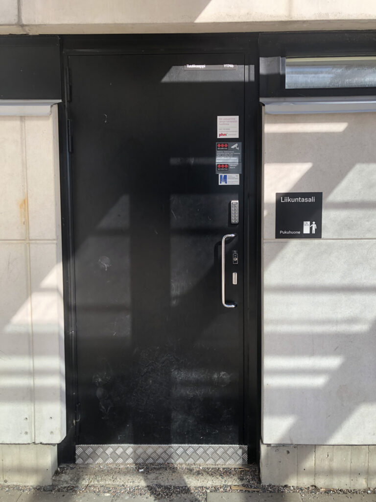 Picture of the door of the male dressing room at Myllypuro elementary school.
