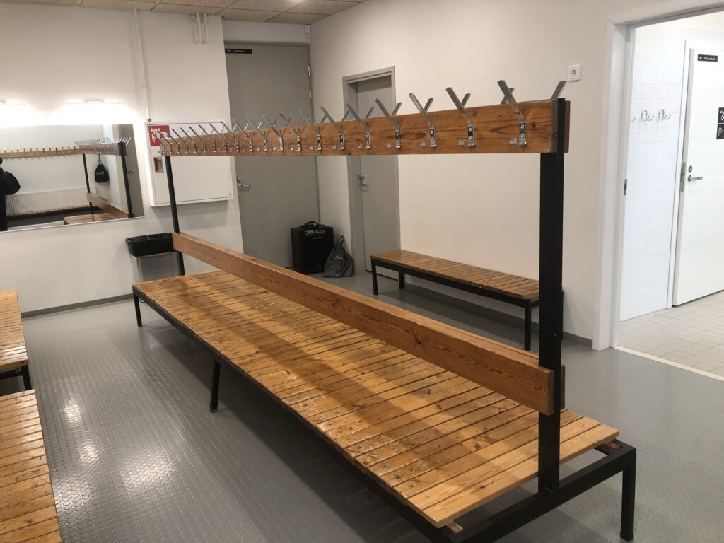 Picture of the locker room (male) at Myllypuro elementary school.