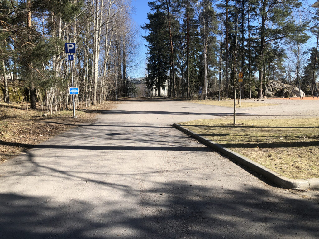 Picture of a parking lot near Myllypuro elementary school.